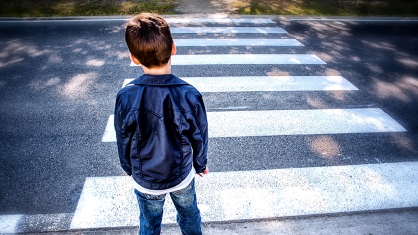 Sur le chemin de l’école, l’enfant ne perçoit pas les risques d’accident